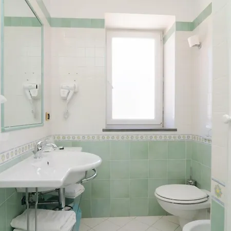 Flora Wellness & Beauty 3*