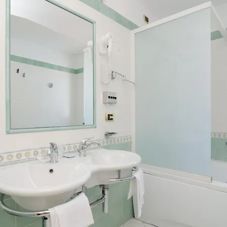 Flora Wellness & Beauty Hotel 3*