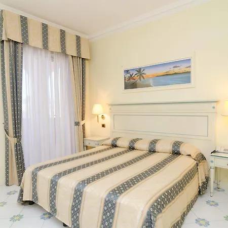 فندق Flora Wellness & Beauty 3*
